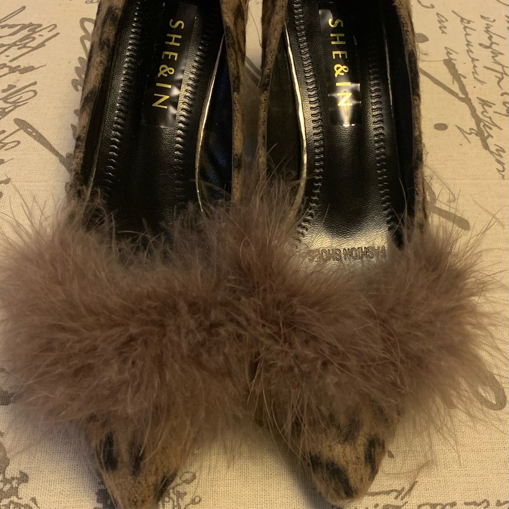 Woman’s stylish Shein animal print low pumps. Size 6. Never worn.